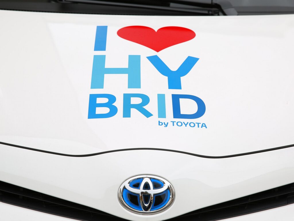 Capot d'une voiture Toyota sur lequel est inscrit "I Love Hybrid by Toyota"
