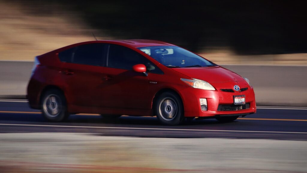 Photographie d'une Toyota Prius 3 rouge.